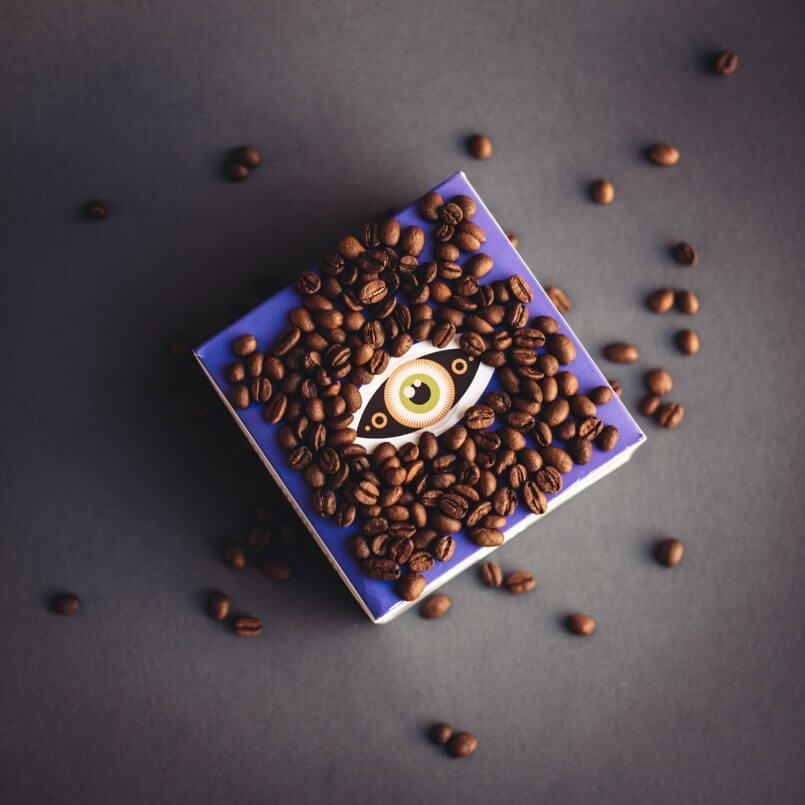 Café em grãos no branding de Flov