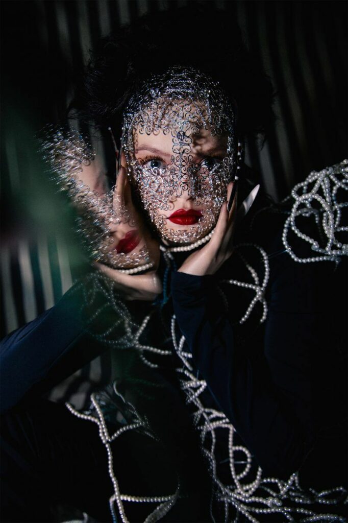 No escurinho de Fotografia de moda surreal produzido pela talentosa fotógrafa e Diretora de Arte russa Ekaterina Belinskaya.