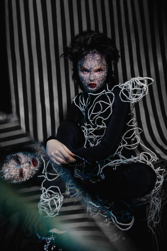 escuridade de Fotografia de moda surreal produzido pela talentosa fotógrafa e Diretora de Arte russa Ekaterina Belinskaya.