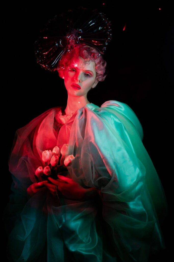 Nuances coloridas de Fotografia de moda surreal produzido pela talentosa fotógrafa e Diretora de Arte russa Ekaterina Belinskaya.