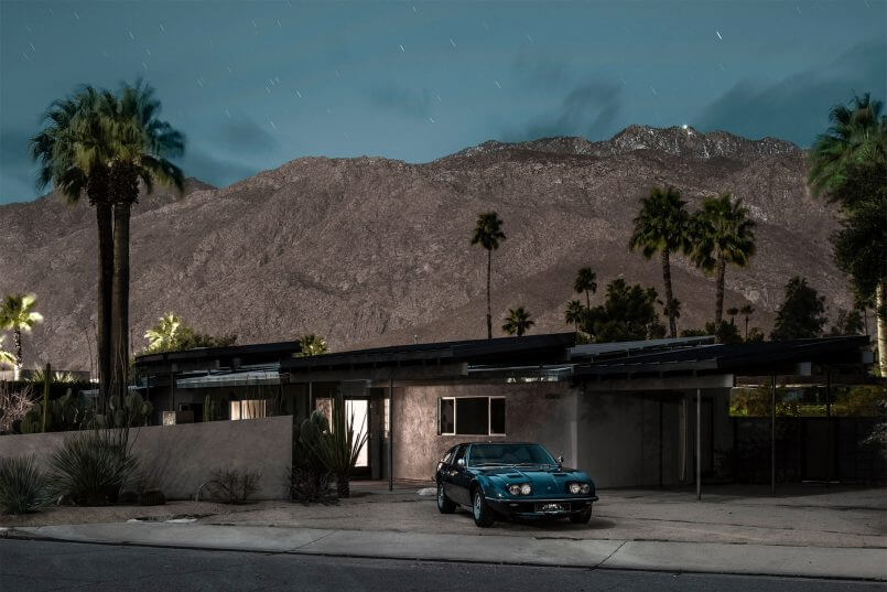 Carro azul na frente da casa na coleção Midnight moderna
