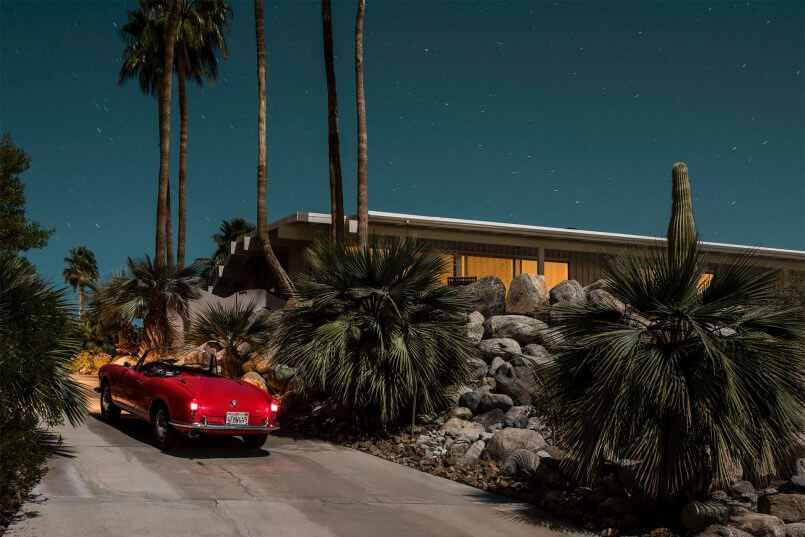 Passando um carro vermelho de exposição Midnight moderna