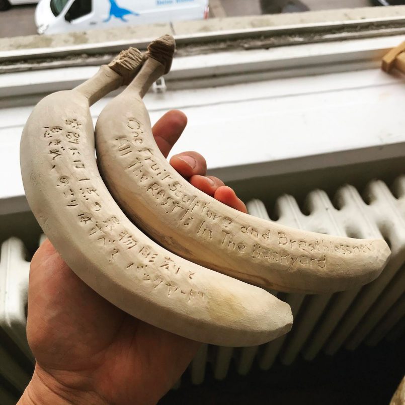 duas bananas descascadaas Yosuke Amemiya