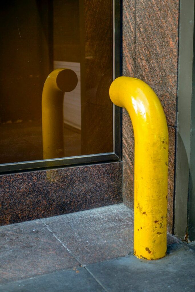 esquema amarelo Fotos por Eric Kogan: Criaturas, Pessoas e Lugares, com sede em New York, ele eleva cenas cotidianas de ambientes urbanos, cronometrando cuidadosamente o momento de tirar suas fotos.