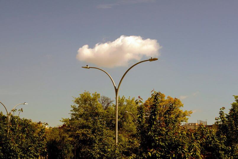 nuvens no poste por Eric Kogan