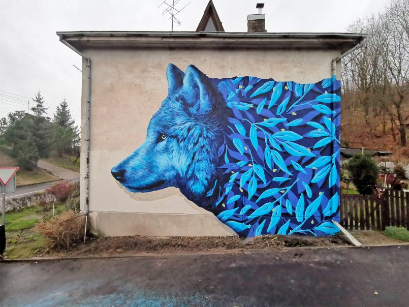 lobo azul na parede por Gyva Grafika