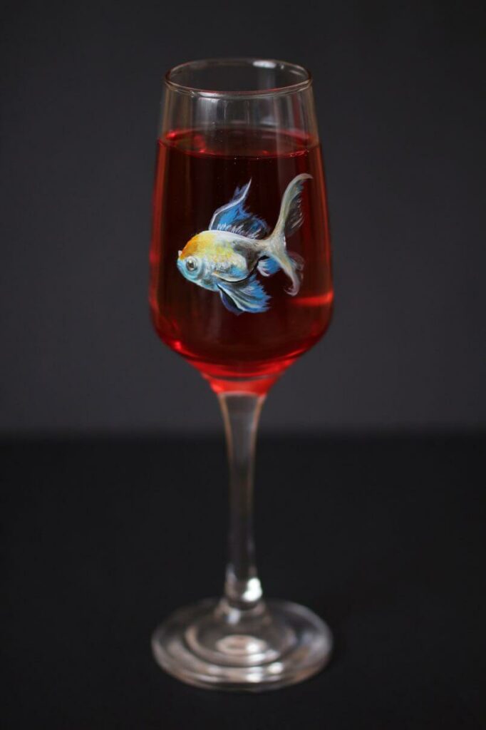 peixe na bebida vermelhinha por Silva Popescu