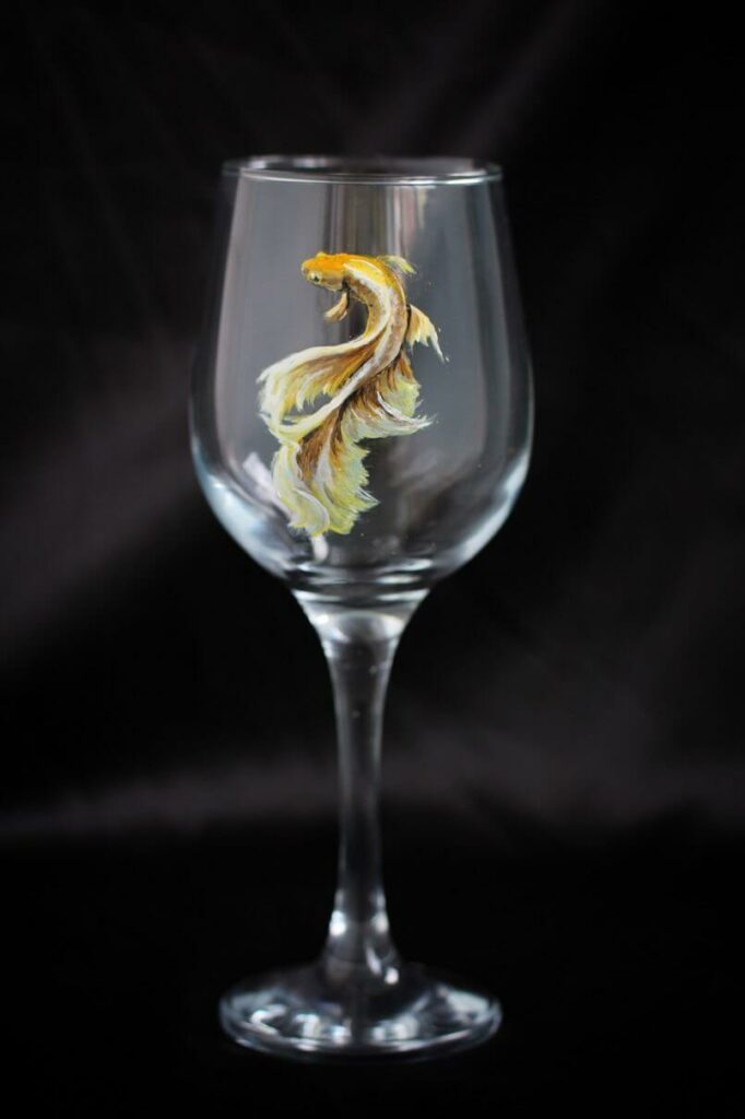 copo com peixe pintado por Silva Popescu
