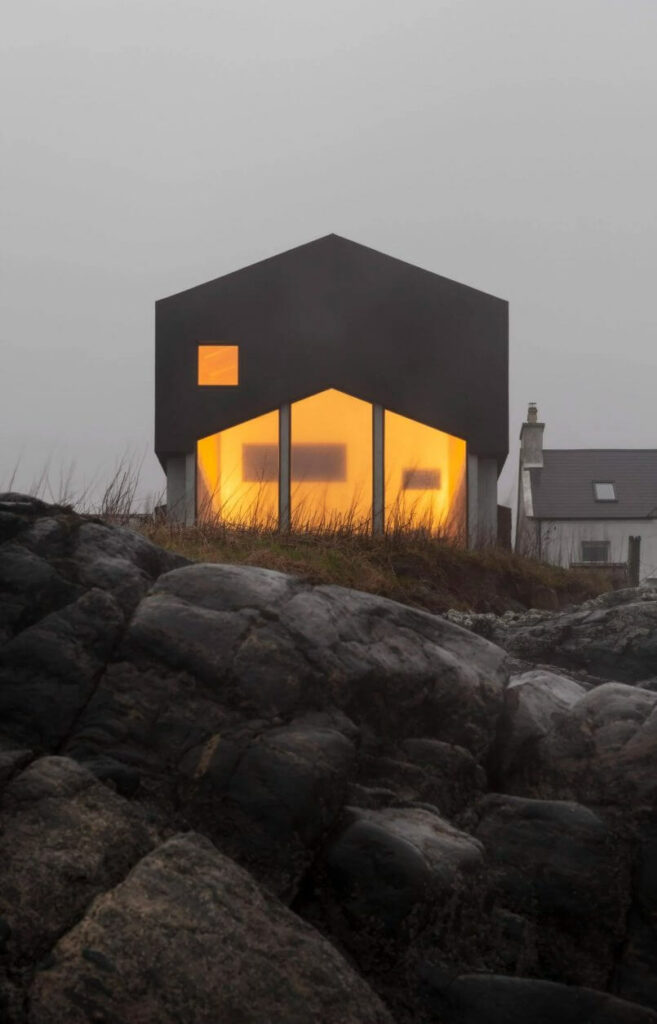 casa iluminada por Arquitetura Mannal 