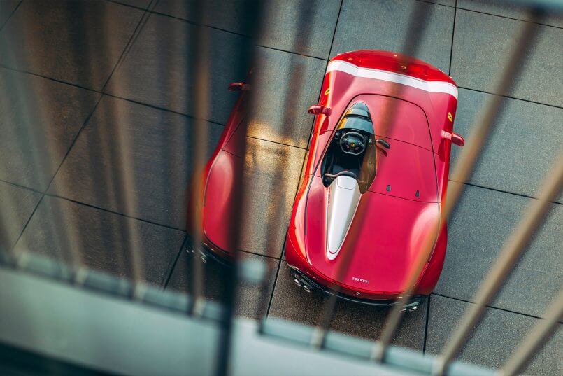 carro compacto vermelho por Keno Zache
