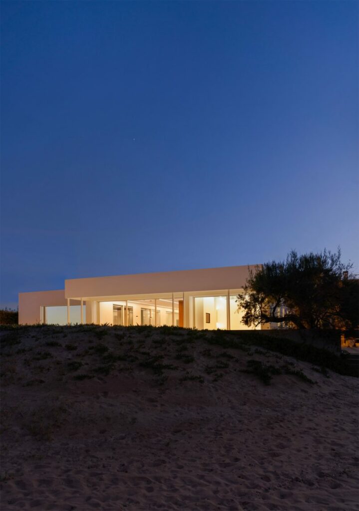 casa ao longe por Arquitetura Ruben Muedra