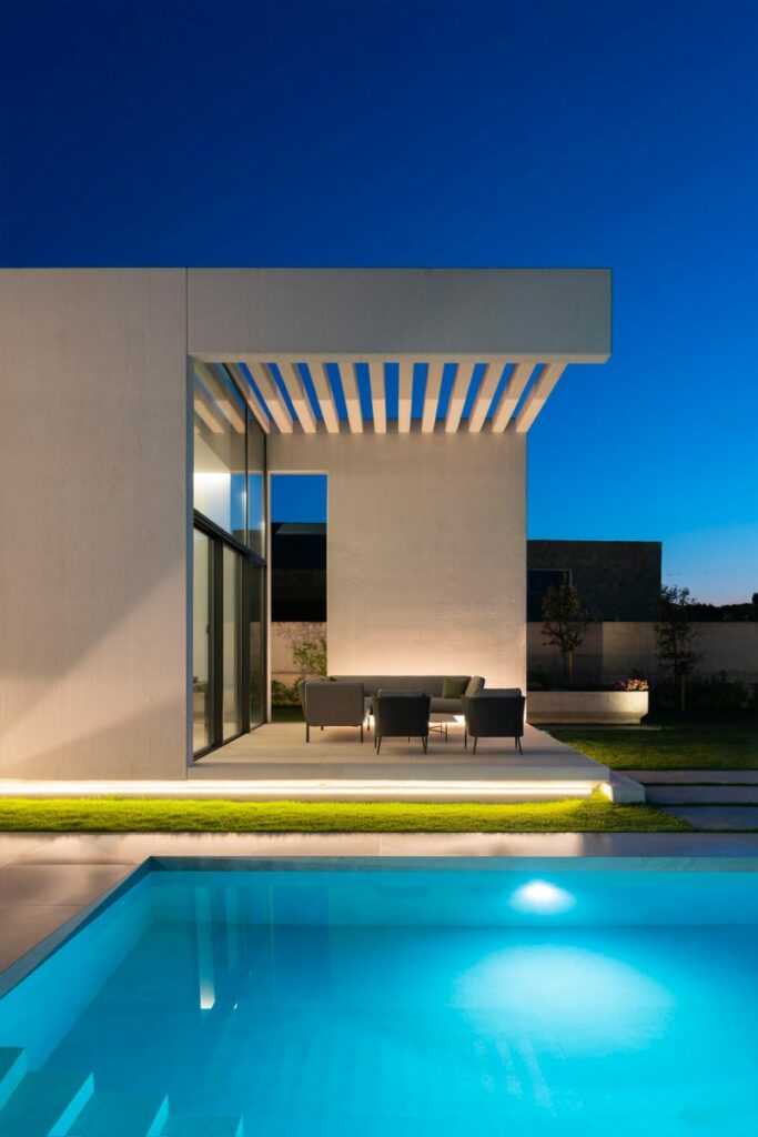 luz na piscina por Arquitetura Ruben Muedra