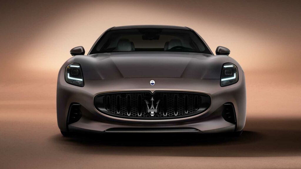 carro cinza  Maserati grandturismo