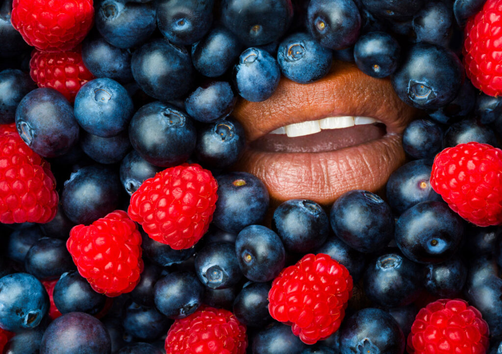 boca no meio das frutas por Jonathan Knowles