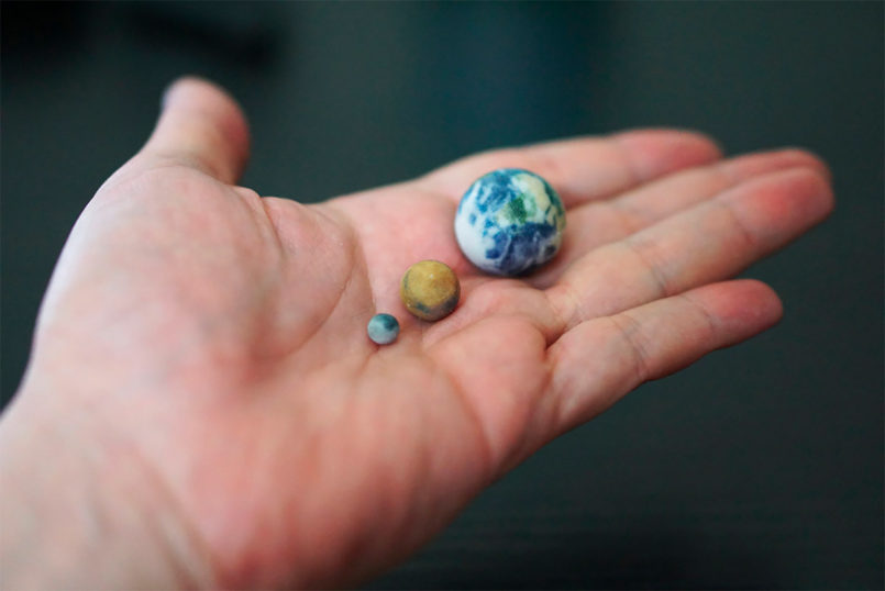 cabem na mão pequenos planetas em 3d
