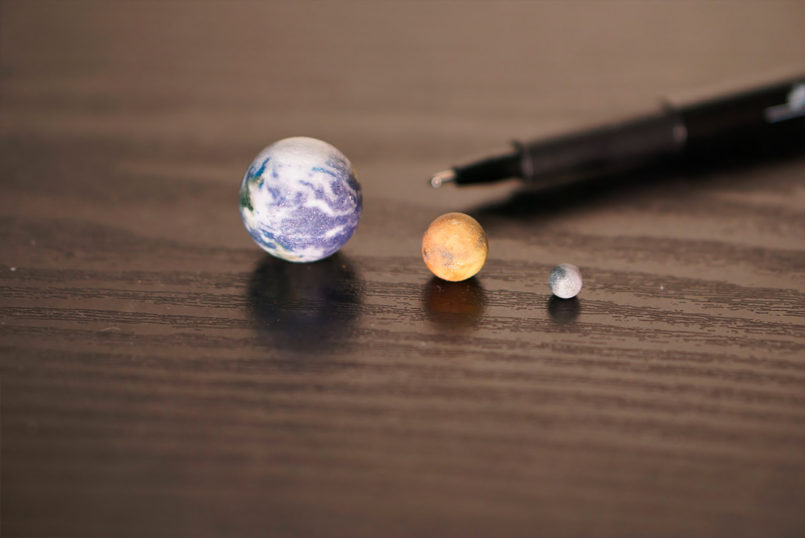 são menores do que a caneta pequenos planetas em 3d