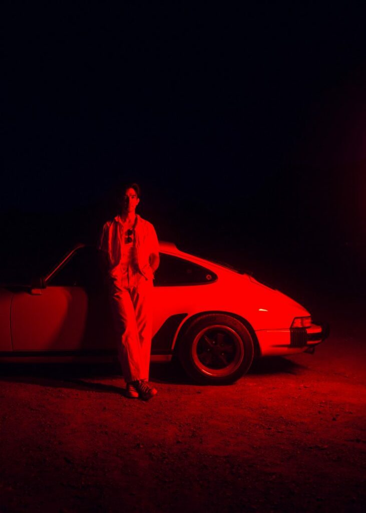 carro que aparece no escuro fotografia por Victor Wang