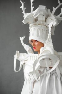 to aqui bb ao seu dispor Incríveis criações de papel barroco por Asya Kozina, que uma Artista contemporâneoa ucraniana que é conhecida por seu talento único na criação de intrincados e detalhados headpieces esculturais a partir de papel.