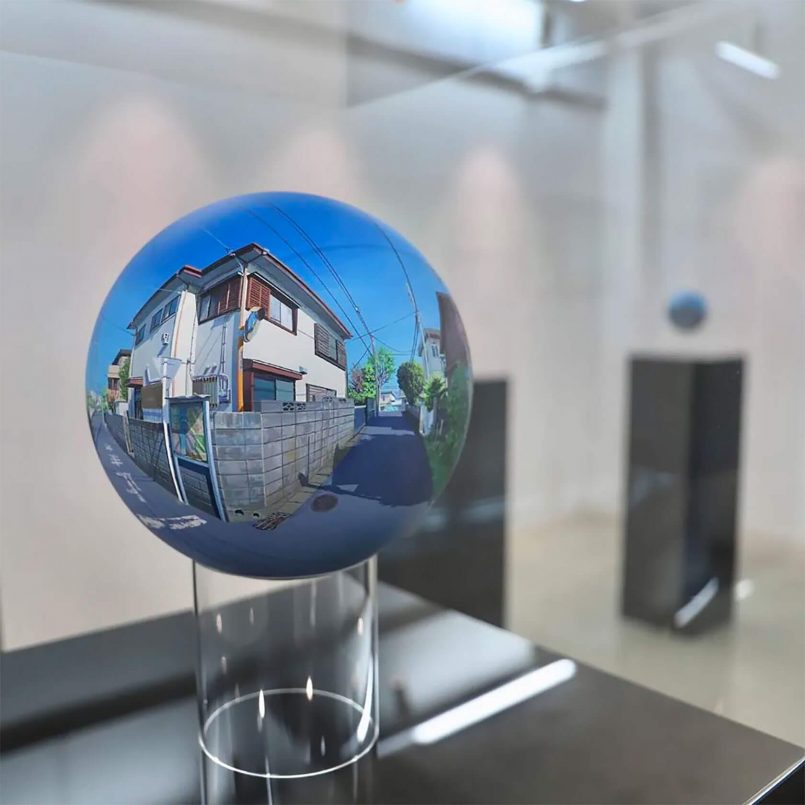 pedestal Flatball: Pinturas Esféricas por Daisuke Samejima
