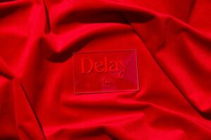pano top vermelhoDelay Branding por Lasca Studio, nessa produção para essa marca de joias de alto padrão que recentemente contratou este estúdio brasileiro para produzir sua nova Identidade de Marca e Design de Embalagem.
