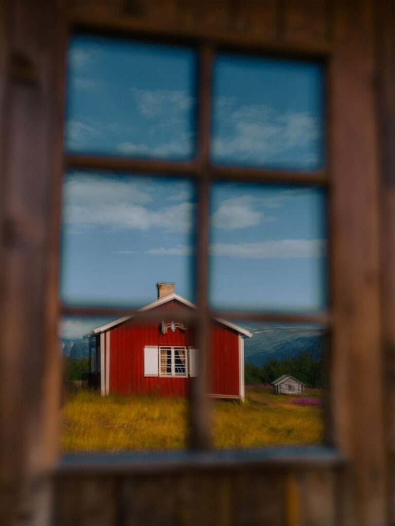 dor nas costas Fotos idílicas da Suécia por Marina Weishaupt que retrata esse país conhecido pelas suas paisagens deslumbrantes e natureza selvagem, capçturando de forma impressionante belas paisagens.